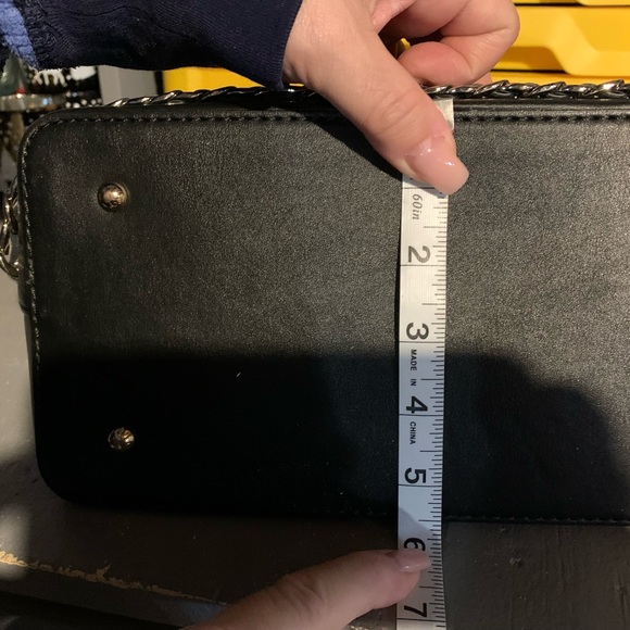 Guess - Picture 9 of 9